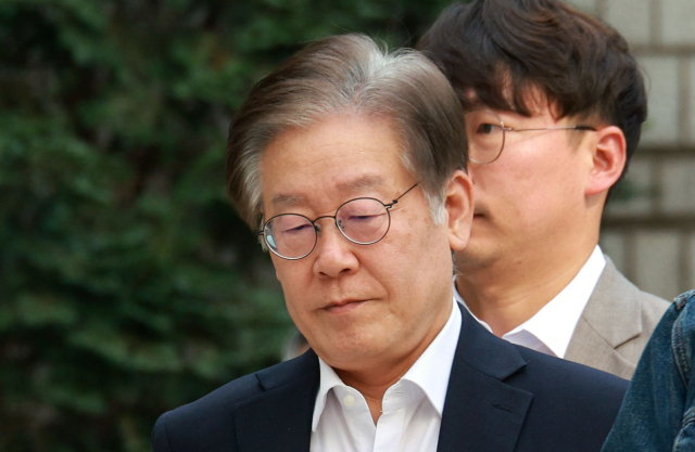 더불어민주당 이재명 대표가 6일 오전 서울 서초동 중앙지법에서 열린 대장동· 위례신도시 특혜 의혹 사건 첫 재판에 출석하고 있다. 연합뉴스