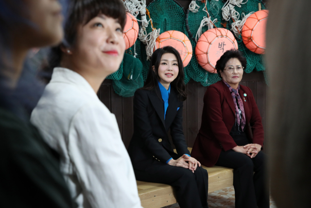 윤석열 대통령 부인 김건희 여사가 6일 제주시 구좌읍 종달어촌계 해녀휴게실에서 제주 해녀어업인들과 대화하고 있다. 연합뉴스
