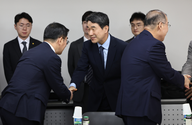 이주호 부총리 겸 교육부 장관이 6일 오전 서울 여의도 한국교육시설안전원에서 열린 국립대학 총장 간담회에서 참석한 대학 총장들과 악수를 하고 있다. 연합뉴스