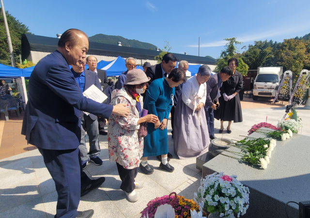 지난 6일 가창면 10월항쟁-한국전쟁전후 민간인 희생자 위령탑 앞에서 열린 위령제에서 유가족들이 헌화하고 있다. 매일신문DB