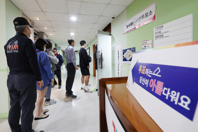 서울 강서구청장 보궐선거 사전투표 첫날인 6일 오후 서울 강서구청에 마련된 화곡제6동 사전투표소에서 시민들이 점심시간을 틈내서 투표를 하려고 줄을 서 있다. 사전투표는 7일까지 이틀간 오전 6시부터 오후 6시까지 진행된다. 연합뉴스