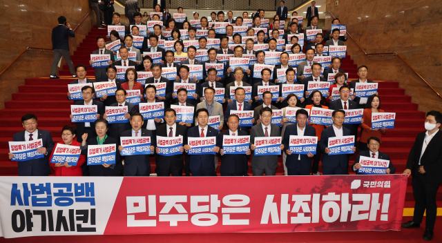 국민의힘 김기현 대표 등 의원들이 지난달 6일 국회에서 이균용 대법원장 임명동의안 부결 관련 더불어민주당 규탄 기자회견을 하고 있다. 연합뉴스