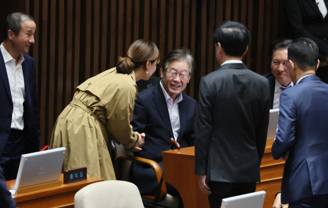 더불어민주당 이재명 대표가 6일 국회에서 열린 본회의에 출석해 인사를 나누고 있다. 연합뉴스