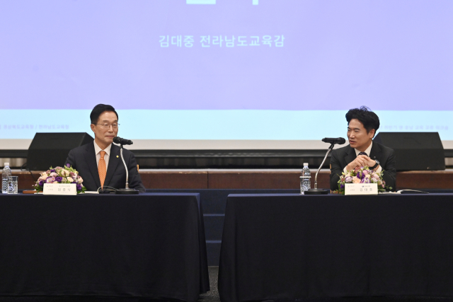 임종식 경북도교육감(왼쪽)과 김대중 전남도교육감이 지난 5일부터 6일까지 경주에서 개최된 