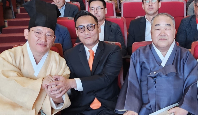 콩추이장(사진 가운데) 79대 공자 종손이 8일과 9일 이틀간 안동을 찾았다. 8일 