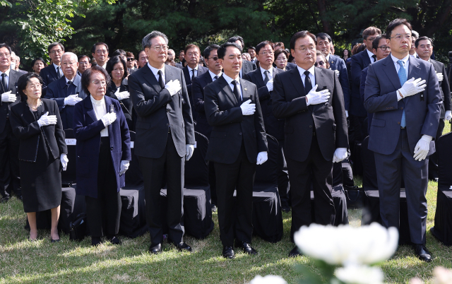 9일 오후 서울 동작구 국립서울현충원에서 열린 아웅산 테러 순국 사절 40주기 추모식에서 유족 및 참석자들이 국민의례를 하고 있다. 왼쪽부터 서상철 당시 동력자원부 장관 배우자 이정희씨, 이범석 당시 외무부 장관 배우자 이정숙씨, 함병춘 당시 대통령비서실장 아들 함재봉씨, 박민식 국가보훈부 장관, 이용준 세종연구소 이사장, 서석준 당시 부총리 겸 경제기획원 장관 아들 서익호씨. 연합뉴스
