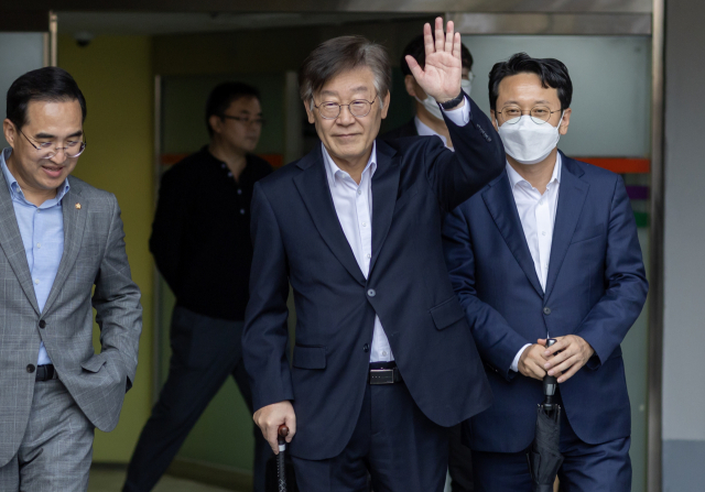 더불어민주당 이재명 대표가 9일 오후 서울 중랑구 녹색병원에서 퇴원하고 있다. 이 대표는 퇴원 후 강서구청장 보궐선거에 출마한 진교훈 후보의 유세 현장에 참석할 예정이다. 연합뉴스