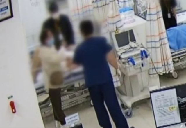 강원도 한 병원 응급실에서 환자 보호자가 뒤늦게 실려온 환자를 먼저 치료했다는 이유로 폭언을 쏟아냈다가 고소당했다. 채널 A 보도 화면 캡처