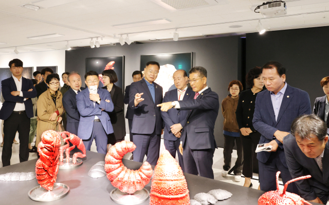 경북 칠곡군 공예테마공원에서 열리는 칠곡트랜스미디어축제 주제전을 관람하고 있는 김재욱(가운데) 칠곡군수. 칠곡군 제공