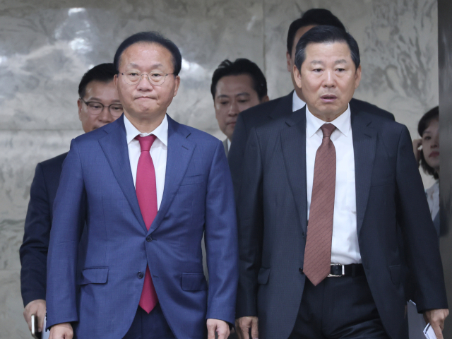 국민의힘 윤재옥 원내대표와 이철규 사무총장이 10일 국회에서 열린 국정감사대책회의에 참석하고 있다. 연합뉴스