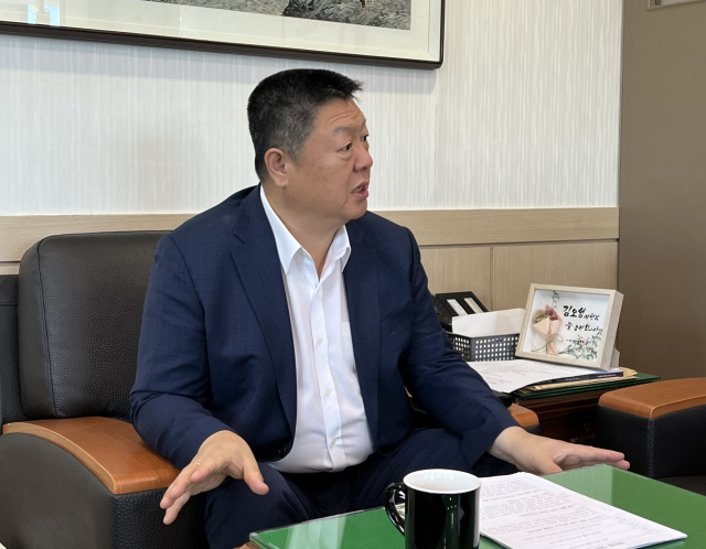 지난 5일 김오성 대구 중구의회 의장이 매일신문과 인터뷰에서 지난 1년 동안의 성과 등을 설명하고 있다. 대구 중구의회 제공