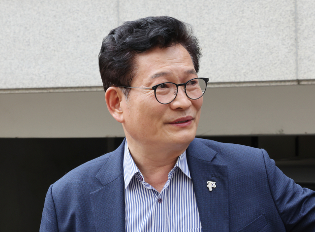 송영길 전 더불어민주당 대표가 27일 오후 서울 용산구 자택에서 나오고 있다. 검찰은 이날 송 전 대표의 