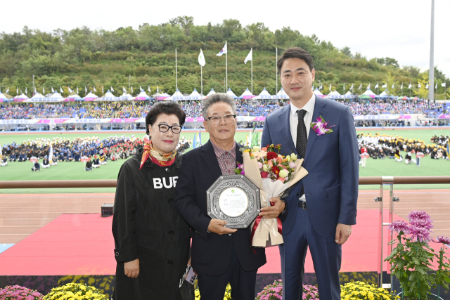 김병수(가운데) 전 울릉군수가 2023년 자랑스러운 달성인상을 수상했다. 달성군 제공.