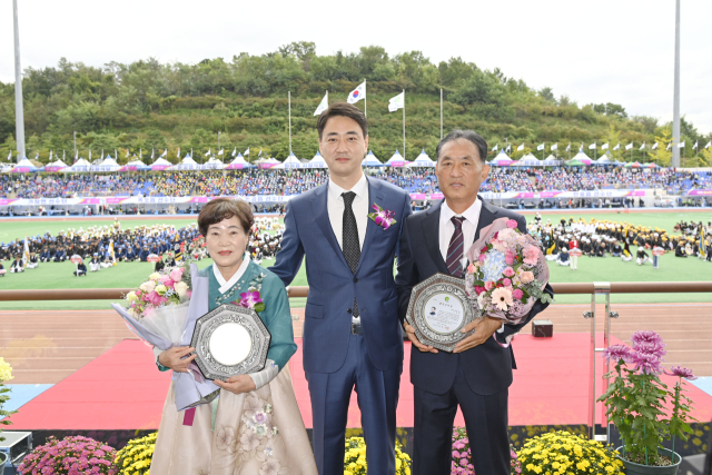이대현(오른쪽) 하빈면 체육회장과 표분동(왼쪽) 현풍읍 새마을부녀회장이 2023년 달성군민상을 수상했다. 달성군 제공.