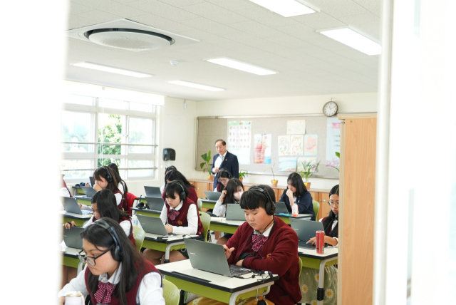 하윤수 부산시교육감이 10일 오전 남도여자중학교를 방문해 학생들의 부산형 학업성취도평가(BEST) 모습을 참관하고 있다. [사진=부산교육청]