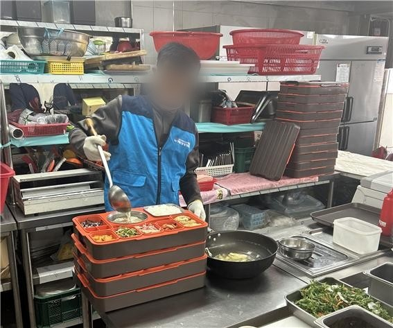 대구 소재 글로벌 자동차부품기업 피에이치에이(주)는 지난달 15일 대구지역 쪽방 주민을 위해 사)자원봉사능력개발원 대구쪽방상담소에 1천만원을 전달했다. 대구쪽방상담소 제공