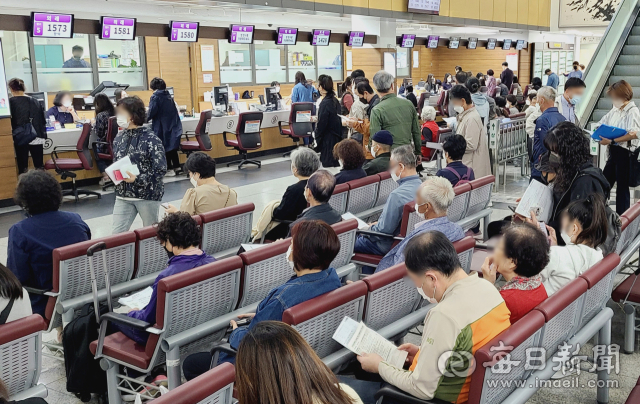 대구시내 한 종합병원 1층에서 방문객들이 접수와 수납을 기다리고 있다. 정운철 기자 woon@imaeil.com