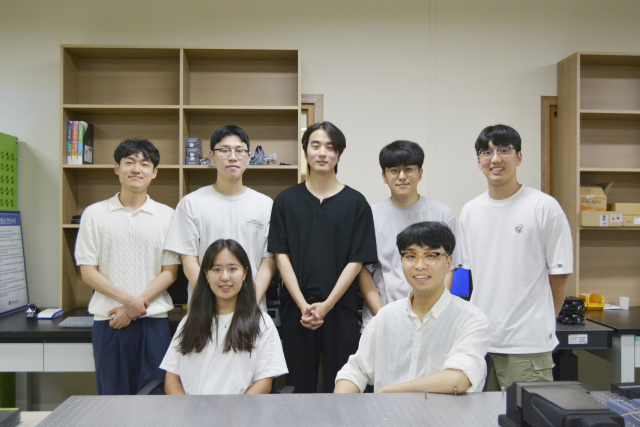 금오공대 곽윤상(앞줄 오른쪽 첫번째) 교수와 응용 진동-파동 전파 연구실 학생들이 기념 촬영을 하고 있다. 금오공대 제공