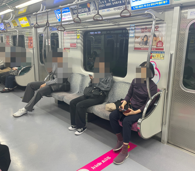 임산부의 날인 10일 오후 2시 30분쯤 만촌역에서 반월당역으로 향하는 열차 안의 모습. 좌석이 여유로운데도 한 중년 여성이 임산부 배려석에 앉아 있었다. 한소연 기자
