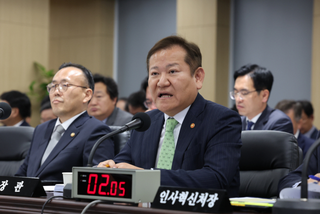 이상민 행정안전부 장관이 10일 오전 세종시 정부세종청사에서 열린 국회 행정안전위원회의 행정안전부, 인사혁신처 등의 국정감사에서 의원 질문에 답변하고 있다. 연합뉴스
