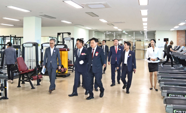주낙영(맨 앞) 경주시장이 경주시 관계자들과 천북커뮤니티센터 내부를 둘러보고 있다. 경주시 제공