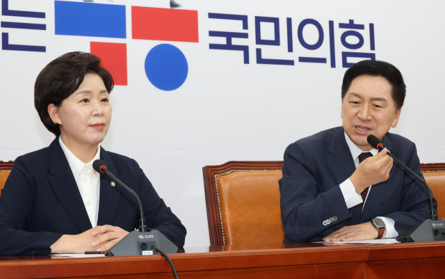 12일 국회 국민의힘 사무실에서 김기현 대표가 한국의희망 양향자 공동대표를 만나고 있다. 연합뉴스