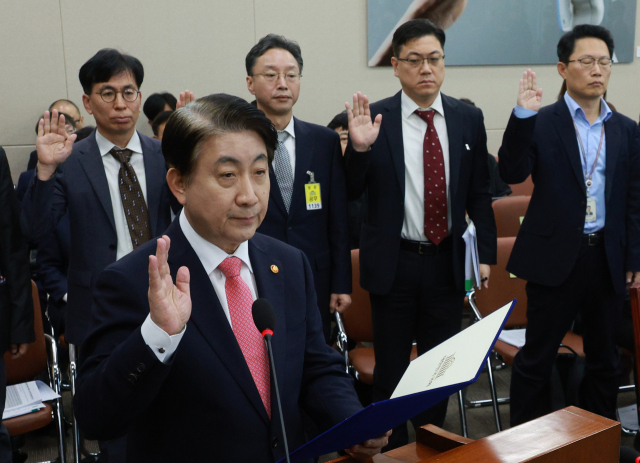 이동관 방송통신위원회 위원장이 10일 국회에서 열린 과학기술정보방송통신위원회 국정감사에서 선서하고 있다. 연합뉴스