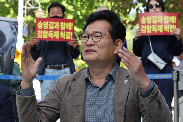 2021년 더불어민주당 전당대회 돈봉투 의혹을 받는 송영길 전 대표가 11일 오전 서울 서초구 중앙지검 앞에서 검찰 규탄 농성을 하던 도중 지지자의 질문에 답하고 있다. 연합뉴스