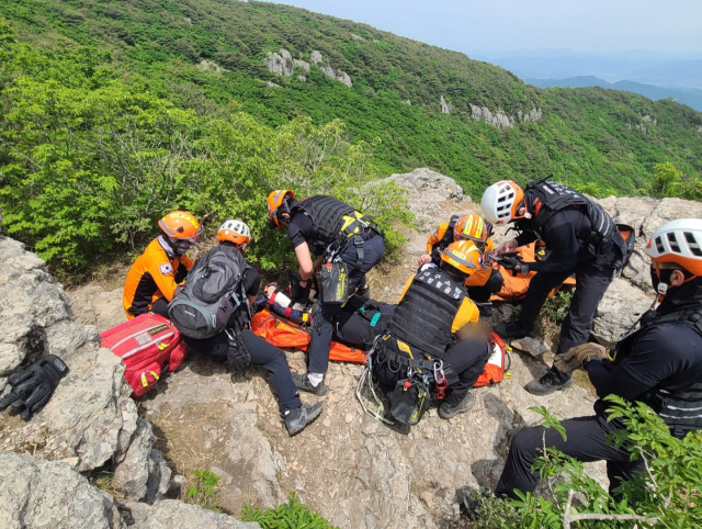 소방대원들의 산악구조 모습. 대구소방안전본부 제공