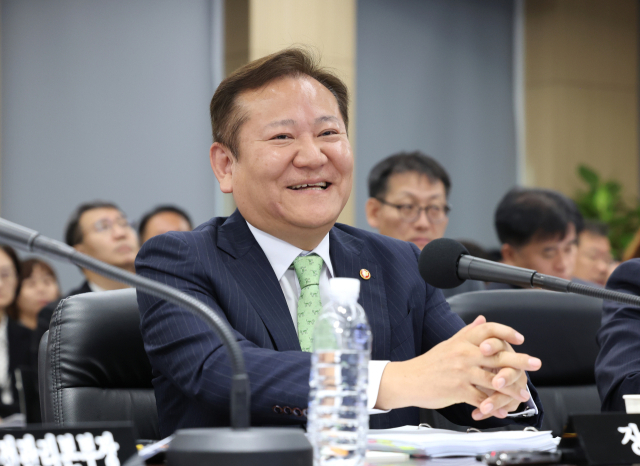 이상민 행정안전부 장관이 10일 오전 세종시 정부세종청사에서 열린 국회 행정안전위원회의 행정안전부, 인사혁신처 등의 국정감사에서 국민의힘 박성민 의원의 탄핵과 관련된 질문에 미소 짓고 있다. 연합뉴스