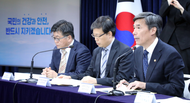 박구연 국무조정실 국무1차장(오른쪽)이 11일 오전 정부서울청사 합동브리핑룸에서 후쿠시마 원전 오염수 방류 관련 정례 브리핑을 하고 있다. 왼쪽부터 윤현수 외교부 기후환경과학외교국장, 신재식 원자력안전위원회 방사선방재국장, 박구연 국무조정실 국무1차장. 연합뉴스