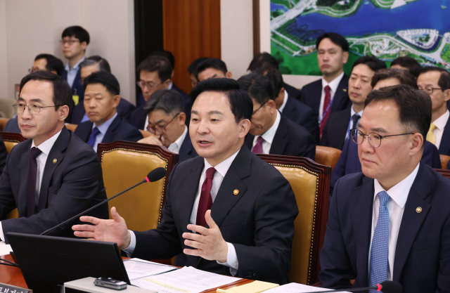 10일 국회에서 열린 국토교통위원회 국정감사에서 원희룡 국토교통부 장관이 의원 질의에 답변하고 있다. 연합뉴스