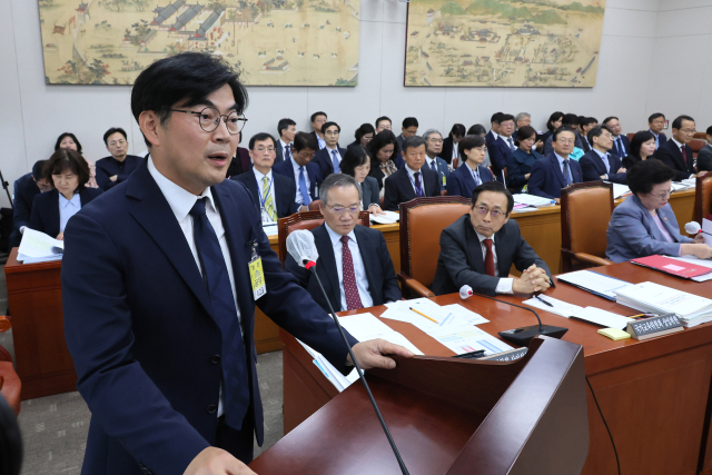 정순신 변호사가 11일 국회 교육위원회에서 열린 국정감사에 증인으로 출석해 더불어민주당 강득구 의원 질의에 답변하고 있다. 연합뉴스