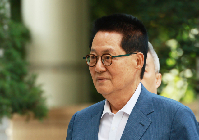 박지원 전 국정원장이 6일 오전 서울 서초동 중앙지법에서 열린 서해 공무원 피격 사건 관련 속행 공판에 출석하고 있다. 연합뉴스