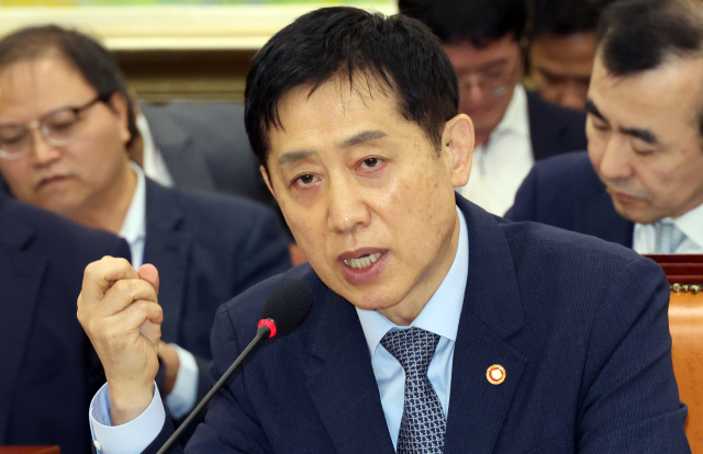 김주현 금융위원장이 11일 국회 정무위원회 국정감사에서 답변하고 있다. 연합뉴스