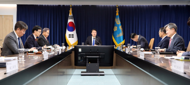 윤석열 대통령이 11일 서울 용산 대통령실 청사에서 긴급 경제·안보 점검회의를 주재하고 있다. 연합뉴스