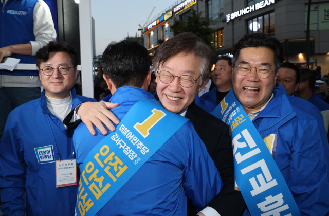 더불어민주당 이재명 대표가 9일 서울 강서구 발산역 인근에서 강서구청장 보궐선거 진교훈 후보 지원 유세 중 의원들과 인사하고 있다. 연합뉴스