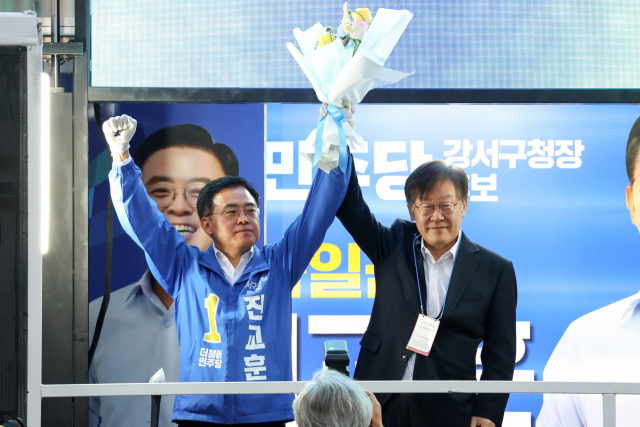 더불어민주당 이재명 대표가 9일 서울 강서구 발산역 인근에서 강서구청장 보궐선거 진교훈 후보 지원 유세를 하고 있다. 연합뉴스