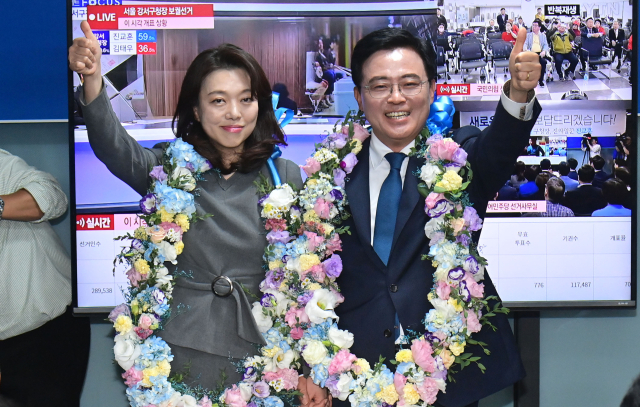 더불어민주당 진교훈 강서구청장 보궐선거 후보가 11일 오후 강서구 마곡동 캠프사무실에서 당선이 확실시되자 꽃목걸이를 걸고 기뻐하고 있다. 진교훈 후보 왼쪽은 배우자 박은지 씨. 연합뉴스