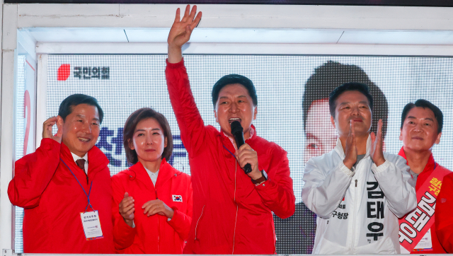 국민의힘 김기현 당 대표가 강서구청장 보궐선거를 하루 앞둔 10일 오후 서울 강서구 발산역 앞 광장에서 김태우 후보 당선을 위한 막바지 유세를 하고 있다. 연합뉴스