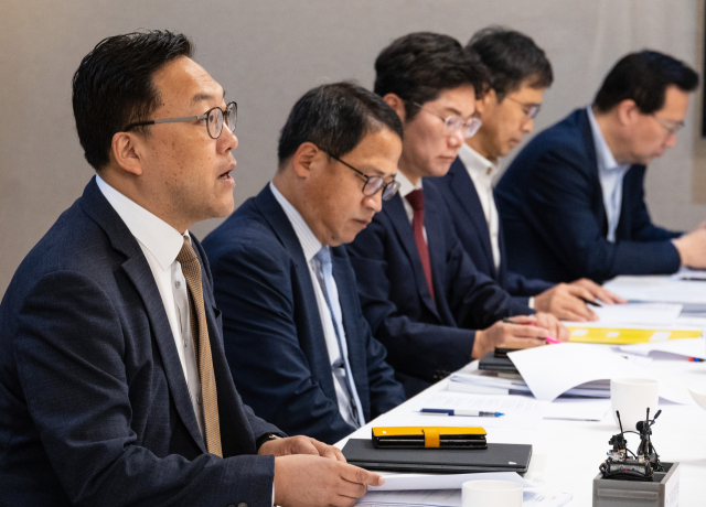 김병환 기획재정부 1차관이 12일 오전 서울 종로구 정부서울청사에서 열린 제32차 비상 경제 차관회의 겸 경제 형벌 규정 개선 TF 3차 회의에 참석해 발언하고 있다. 이날 회의에서는 이스라엘·하마스 사태 관련 동향과 관련 석유,가스 수급 상황을 점검할 계획이다. 연합뉴스