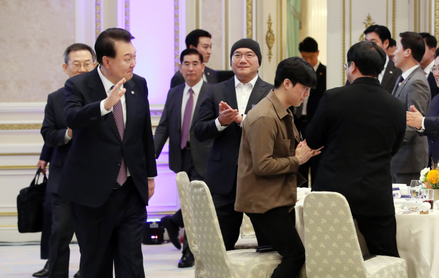 윤석열 대통령이 12일 청와대 영빈관에서 열린 청년 화이트해커와의 대화에 입장하고 있다. 연합뉴스