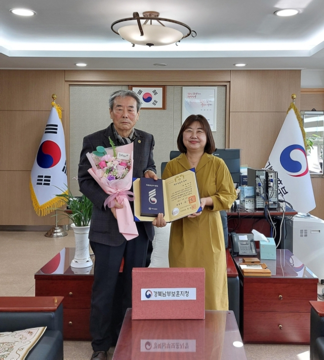 김지현 경북남부보훈지청장이 12일 청사에서 독립유공자로 등록 결정된 고(故) 한규성 선생의 유족 한상평 씨에게 증서를 전달한 뒤 기념촬영을 하고 있다. 경북남부보훈지청 제공
