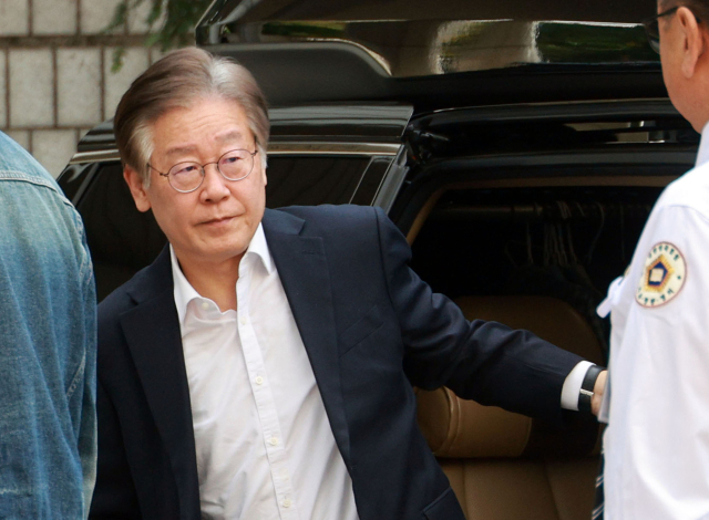 더불어민주당 이재명 대표가 6일 오전 서울 서초동 중앙지법에서 열린 대장동· 위례신도시 특혜 의혹 사건 첫 재판에 출석하고 있다. 연합뉴스