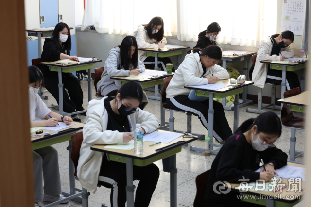 전국연합학력평가가 실시된 지난달 12일 오전 대구 수성구 정화여자고등학교 3학년 교실에서 수험생들이시험 문제를 풀고 있다. 사진은 기사 내용과 관련없음. 매일신문DB