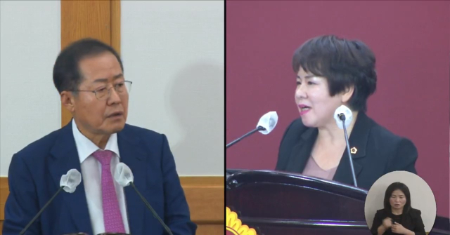 12일 대구시의회 본회의에서 홍준표 대구시장(왼쪽)이 김정옥 시의원(오른쪽)의 질의에 답변하고 있다. 대구시의회