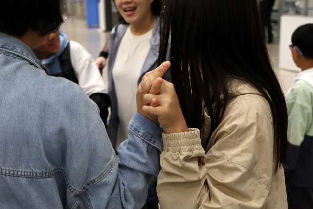 이스라엘 텔아비브 공항에서 출발한 시민들이 11일 인천국제공항 2터미널 입국장을 통해 귀국하며 마중나온 지인들과 인사를 나누고 있다. 연합뉴스