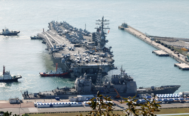 12일 오전 미국 핵 추진 항공모함 로널드 레이건호(CVN-76)가 부산작전기지에 입항하고 있다. 레이건함 등 미 항모강습단은 지난 9~10일 이틀간 제주 동남방 공해상에서 우리 해군, 일본 해상자위대와 한미일 해양차단훈련과 대해적훈련을 실시하고 오는 16일까지 부산에 머문다. 10만t급의 레이건호는 2003년 취역해 슈퍼호넷(F/A-18) 전투기, 공중조기경보기(E-2D)를 비롯한 각종 항공기 80여 대를 탑재하고 다녀 