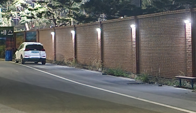 고령군 대가야읍 대가야CC 인근에 설치된 솔라안심등이 도로를 환하게 밝히고 있다. 고령경찰서 제공