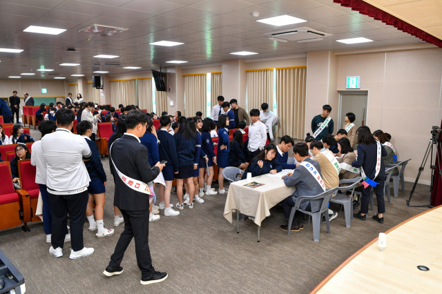 영주시가 특성화고에서 찾아가는 전입창구를 운영하고 있다. 마경대 기자